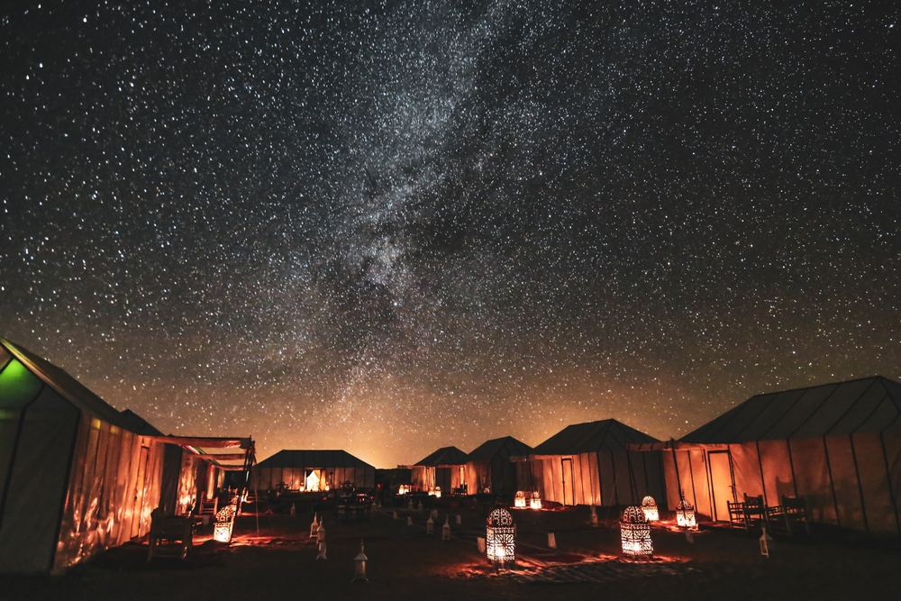 Accampamento notturno nel sahara sotto cielo stellato