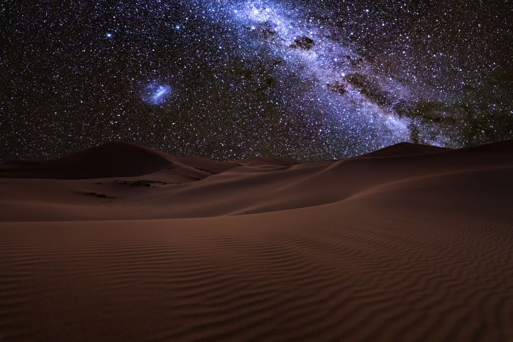 dune del sahara di notte sotto cielo stellato