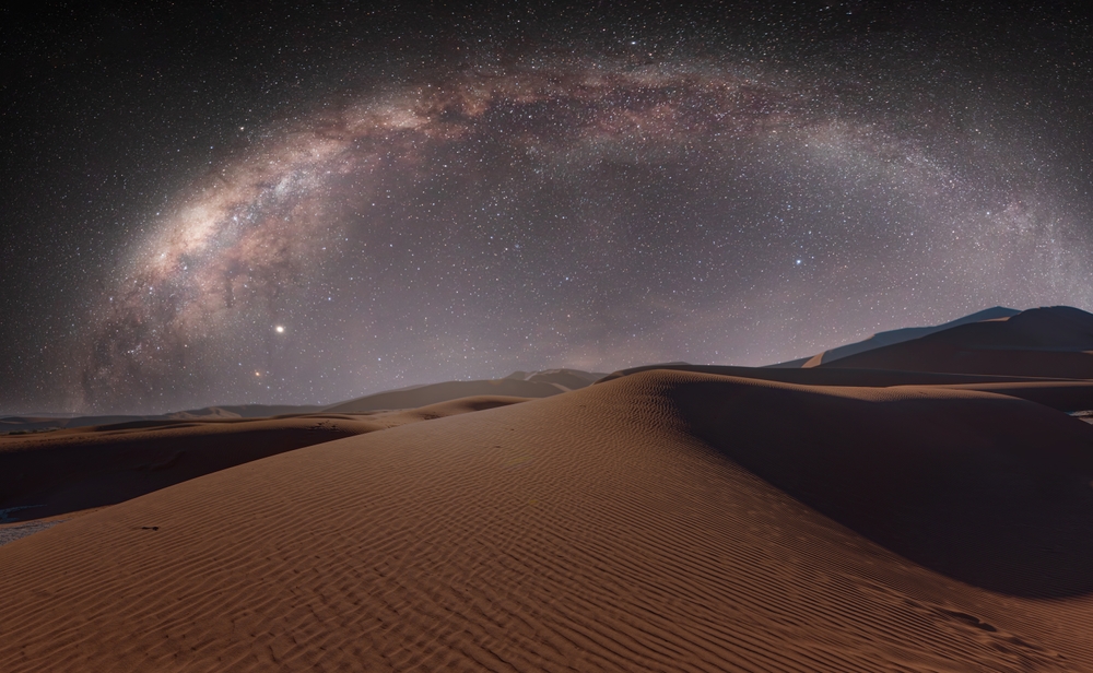 dune del deserto notturno sotto la via lattea